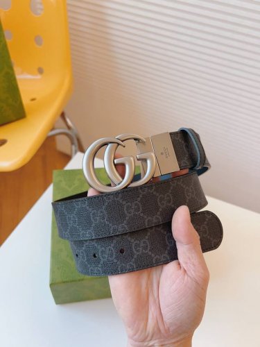 This Gucci reversible leather belt cleverly blends Gg Supreme canvas with black
