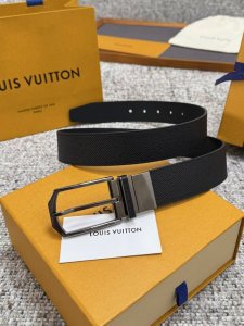 Louis Vuitton LV check pattern reversible belt, original hardware, exquisite han