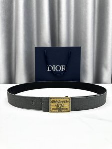 Width 3.5cm This Dior 35mm reversible belt combines elegant sophistication with