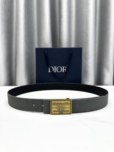 Width 3.5cm This Dior 35mm reversible belt combines elegant sophistication with