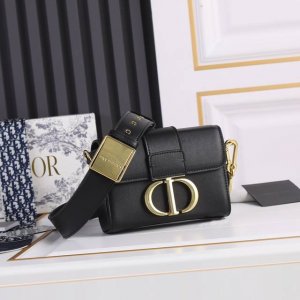 Comes with the original Dio.R 30 Montaigne Mini Box The 30 Montaigne is a bag w