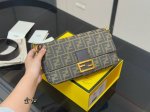 with folding box Size: 27*15cm Fendi Baguette Baguette No problem to carry it o