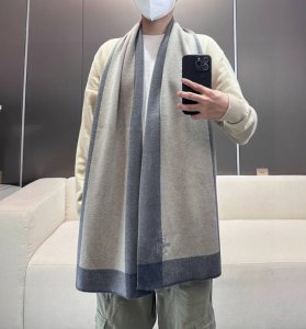 Burberry's hot-selling new high-end men's scarf in Tb cashmere plaid, exclusive