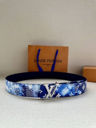 4.0 wide Lv Initials Mng Bandana double-sided belt is a striking re-design of th