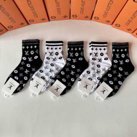 Special packaging from the boutique! Louis Vuitton new mid-length slouch socks! - Click Image to Close