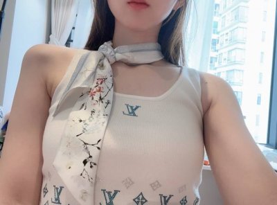 This Mitzah scarf features the Millefiori pattern, an Asian floral collection i