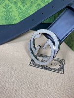 4.0 Double-sided black calfskin, plain weave, with a classic premium buckle. (DD