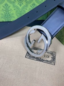 4.0 Double-sided black calfskin, plain weave, with a classic premium buckle. (DD