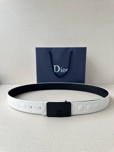 Width 3.5cm This Dior belt cleverly blends elegance and style, showcasing Dior's