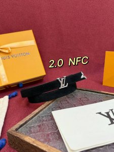 This beautiful 2.0 width LV belt pays homage to the brand's creativity. Its des