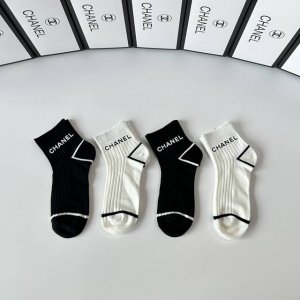 Special packaging from the boutique! Chanel's new mid-length slouch socks with e