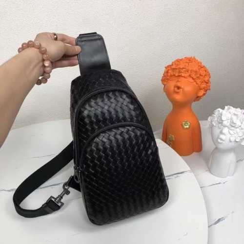 Bv men's chest bag, leaning towards simplicity, with leather as the key feature,