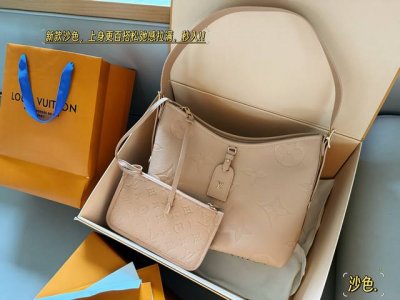 With box Size: 29*22cm L Carryall is really practical! is equipped with a mother