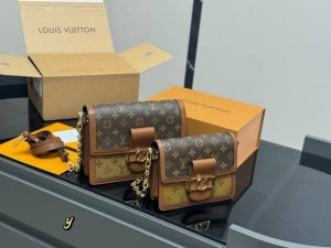 comes with a folding box and airplane box Size: 25*20cm Large 20*15cm Small Lv