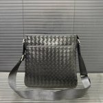 Bottega Veneta hand-woven men's shoulder bag crossbody bag classic and versatile