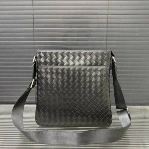 Bottega Veneta hand-woven men's shoulder bag crossbody bag classic and versatile