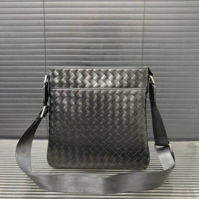 Bottega Veneta hand-woven men's shoulder bag crossbody bag classic and versatile