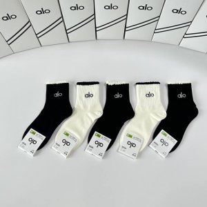 Special Packaging Alo New Embroidered Mid-Length Slouch Socks! Five pairs per bo