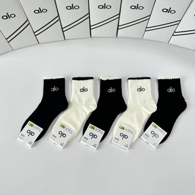 Special Packaging Alo New Embroidered Mid-Length Slouch Socks! Five pairs per bo