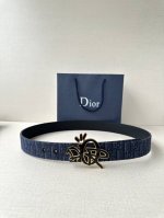 Width 3.5cm This belt buckle features an Oblique Cosmo pattern metal plaque, cra