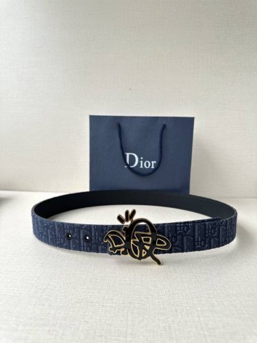 Width 3.5cm This belt buckle features an Oblique Cosmo pattern metal plaque, cra