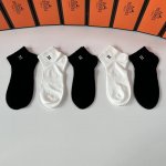 Specially packaged Hermes new embroidered mid-calf socks! Five pairs per box, sa