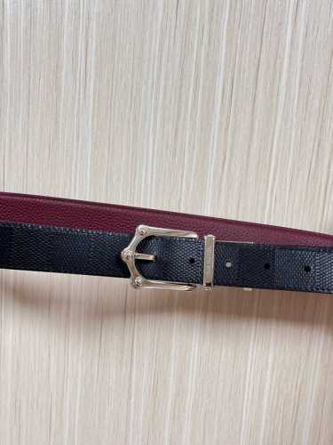 This season's new Frog reversible belt combines modern elements with elegant de