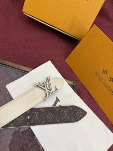 3.0Cm LV Initiales Reversible Belt achieves two styles in a classic look: Monogr