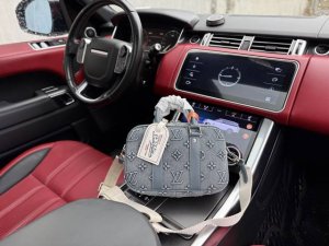 A new high-end Louis Vuitton LV shoulder bag. This Louis Vuitton shoulder bag fe