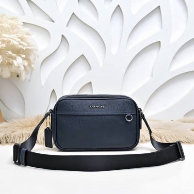 Coach's latest men's crossbody bag is made of imported calfskin leather, with a