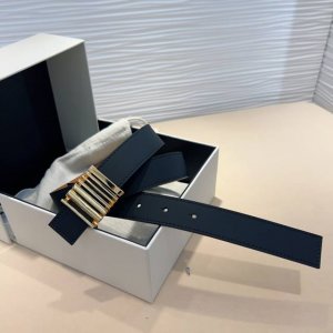 The latest belt from Loewe. Made of smooth cowhide. Narrow belt with Anagram buc