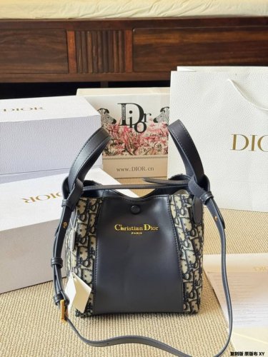 Replica original cloth This Signaturea bucket bag is a new product from the 2025