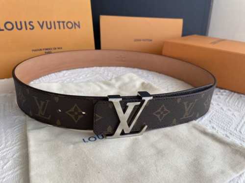 Comes with a full gift box. LV classic logo buckle belt, the best choice for men