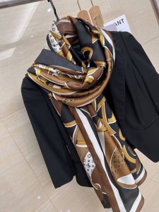 New arrival! This new long silk scarf with a brocade cross section is truly stu