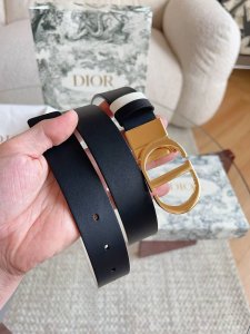 This Dior 30 Montaigne belt draws inspiration from the namesake handbag and is