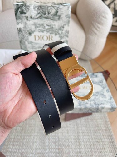 This Dior 30 Montaigne belt draws inspiration from the namesake handbag and is