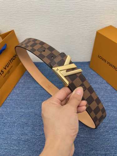 Brand LV 4.0Cm 550113 Description: This belt features an LV buckle with a buffa