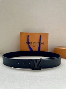 4.0 Wide Lv Taurillon Reversible Belt features two sides, one in grained Monogra