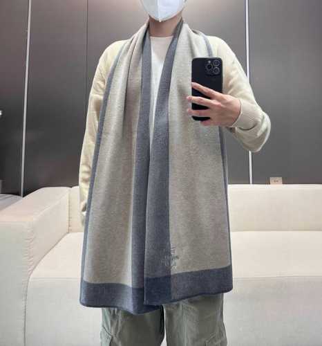 Burberry's hot-selling new high-end men's scarf in Tb cashmere plaid, exclusive