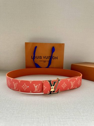 Lv Initiales 4.0 wide, reversible belt is an accessory from Spring/Summer 2018 m