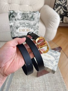 This Dior C'est Dior belt boasts a stylish and elegant design. Crafted from smo