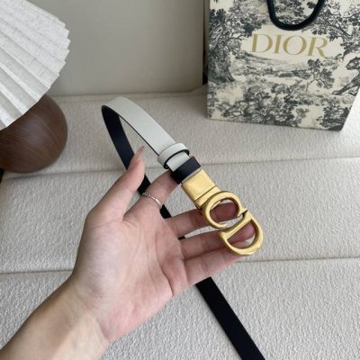 Dior's saddle belt is a classic accessory. Reinterpreted in grained calfskin, it