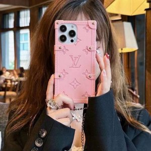 lv Official Website Synchronized Summer New Rivet Chain Mobile Phone Case Can