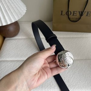 Troewe's New Smooth Cowhide Leather Belt, Decorated With Metal Loewe Brand Logo,