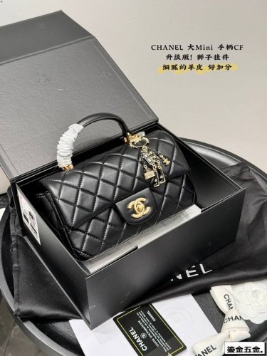 Full gift box packagingUpgraded version! With a little lion pendant! Chanel Larg