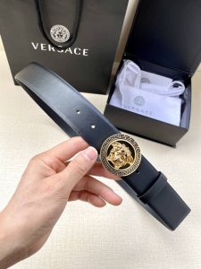 Extra Width 4.0Cm This Versace belt with a plain leather base features the iconi