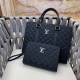 The latest and hottest Lv Louis imported leather men's clutch, practical style,