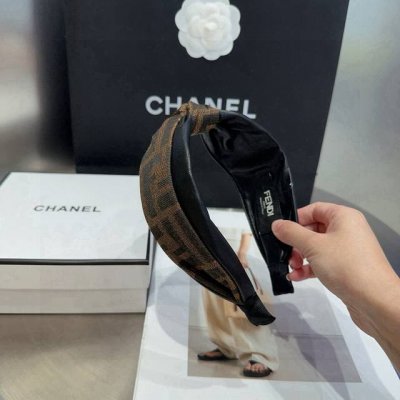 Comes with packaging box. Fendi F headband, retro and elegant, simple and versat