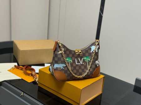 Comes with a folding box Size: 29*16cm Lv's latest croissant bag Original hardw - Click Image to Close