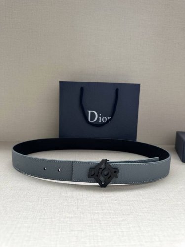 Width 3.5cm. This 35mm reversible belt combines elegant style with modern flair.